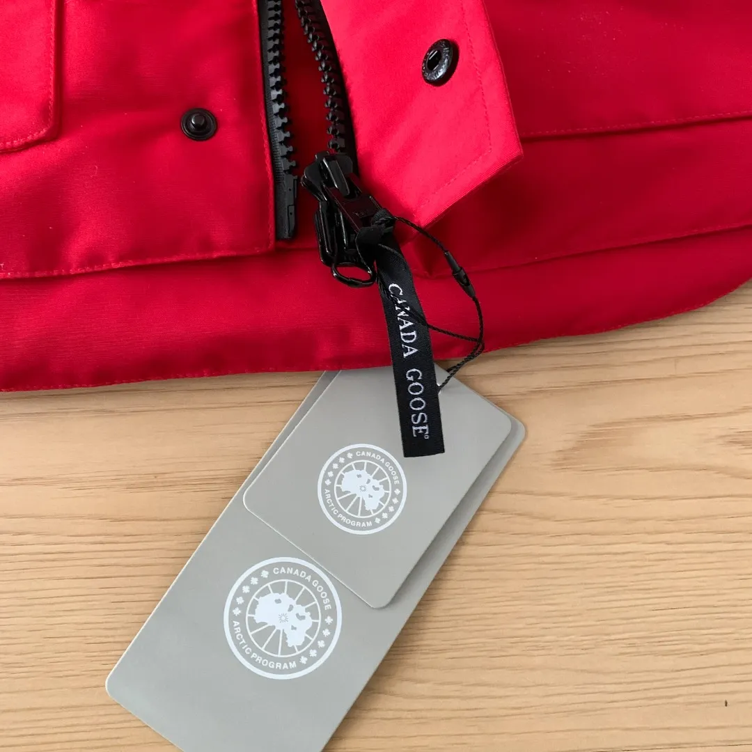 Style number: Y 138 𝑪𝒂𝒏𝒂𝒅𝒂 𝑮𝒐𝒐𝒔𝒆Canada Goose counter level! Canadagoose/Canada Goose New Arrival "2078APPSeries" down vest for men and women Material list: 1⃣ Original custom-made double plain 9500-100% nylon nylon fabric 2⃣ Original YKK zipper, non-sub-factory product 3⃣ National standard 80% white duck down from Guangzhou Inspection, (zp uses 80% white duck down/any boasts of 90% are fake) Material analysis characteristics: 1⃣ Original factory/9500-100% nylon 100% nylon Lurex yarn is actually 100% nylon, which is rarely pure now. Most of them are mixed with cotton thread or polyester. Our top original version is developed in accordance with ZP and uses the same material. 2⃣ As we all know, the original version uses 80% white duck down. The fill power refers to the cubic inches of volume occupied by each ounce (30 grams) of down under certain conditions. If the space occupied by one ounce of down is cubic inches, the fill power of the down is called . So we can simply understand it as: fill power is the volume of down, and the volume of down is fill power. The higher the fill power of down, it means that under the same filling amount, down can fix a larger volume of air layer to keep warm and insulate, so the warmth retention of down is better. Size:XS-2XL Color: Navy Blue Beige Gray Black Label Gray Red Label Black Red Label Black Black Label Red Blue Pink